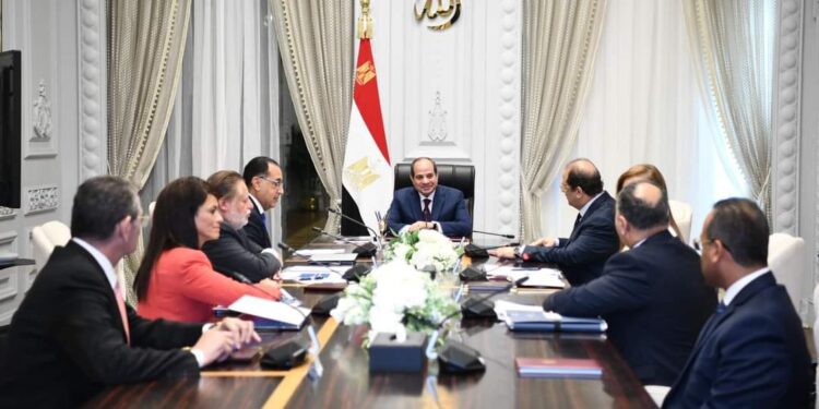 فكري يشكر الرئيس السيسي على التوجيه بتحقيق الحياد التنافسي لجذب الاستثمارات فكري يشكر الرئيس السيسي على التوجيه بتحقيق الحياد التنافسي لجذب الاستثمارات