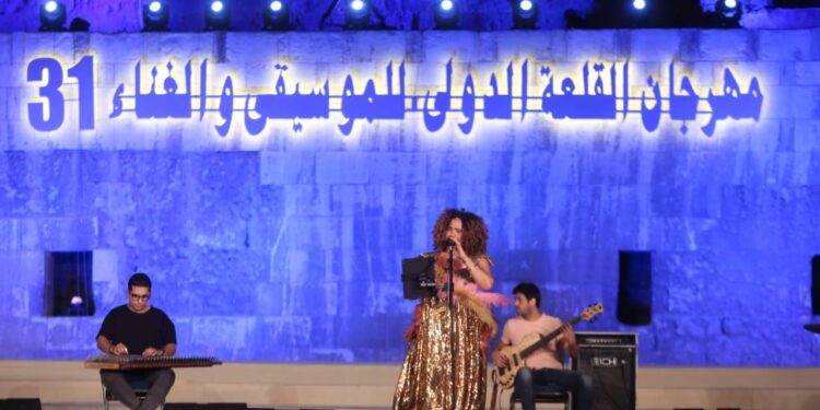 في القلعة.. غالية بنعلي تخاطب الشباب بأغاني التراث.. وهشام خرما يعزف على أوتار قلوبهم غالية بنعلي في مهرجان القلعة الدولي للموسيقى والغناء 31