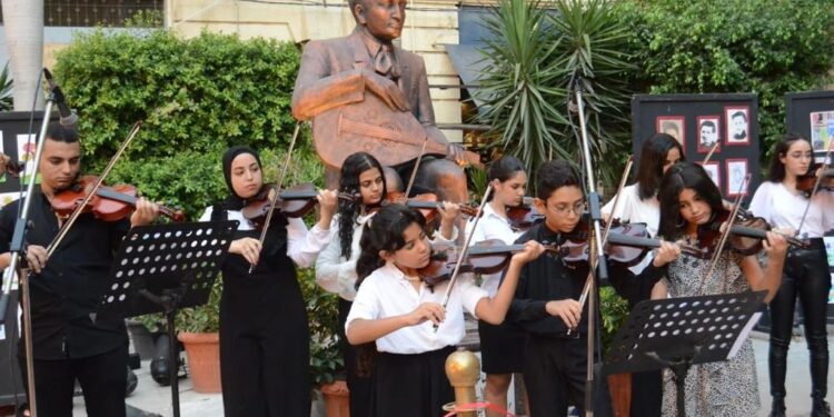دار الأوبرا: سيرة ومؤلفات سيد درويش تُلهم مواهب الإسكندرية طلاب الكمان يعزفون أمام تمثال سيد درويش في دار الأوبرا بالإسكندرية