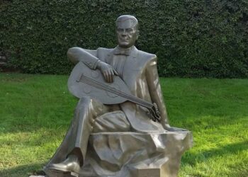 تمثال ملك العود فريد الأطرش يزين حديقة دار الأوبرا