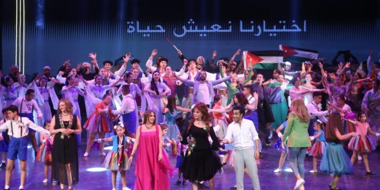 هاني شاكر وصفاء أبوالسعود مع نجوم الابداع في افتتاح «الحياة حلوة» كرنفال فني للحياة حلوة في افتتاح ملتقي اولادنا السابع