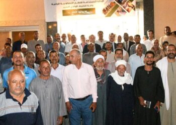 صورة جماعية لمزارعي المدارس الحقلية بالوادي الجديد مع رئيس الجامعة وممثل الفاو في مصر خلال حفل التخرج