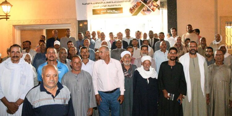 الفاو في مصر تحتفل بدفعة جديدة من خريجي المدارس الحقلية صورة جماعية لمزارعي المدارس الحقلية بالوادي الجديد مع رئيس الجامعة وممثل الفاو في مصر خلال حفل التخرج