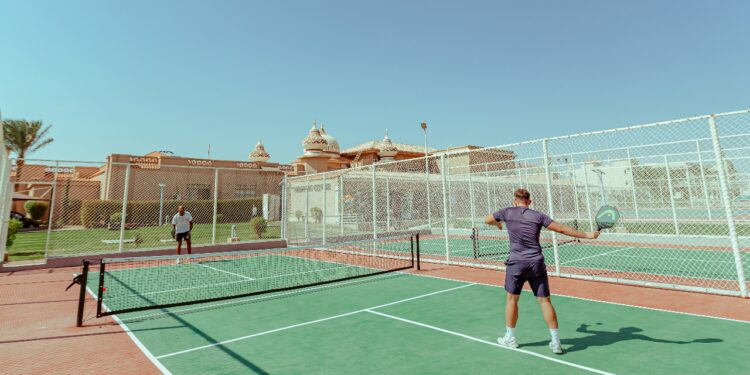 كامل أبو علي يفتتح أول ملعب «بيكل بول» في مصر ملاعب بيكل بول Pickleball بالغردقة
