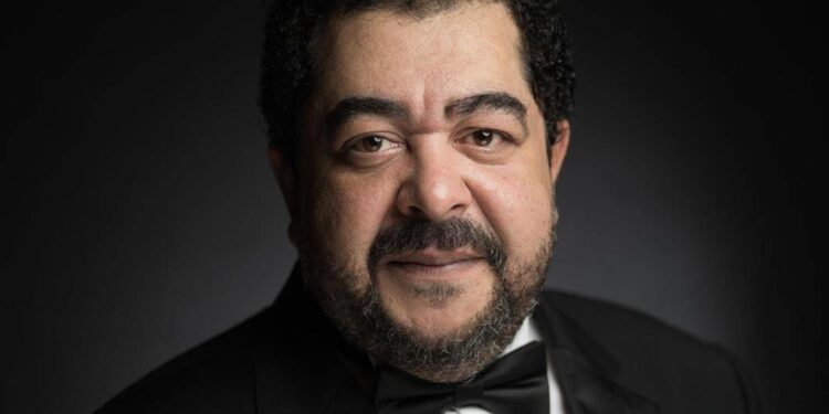 طارق عبدالعزيز .. الفنان ابن سوهاج يصل محطته الأخيرة طارق عبدالعزيز