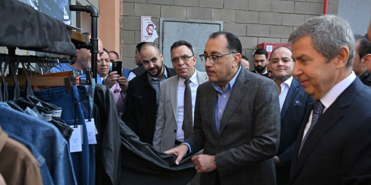 رئيس الوزراء يتفقد مصنع "الشركة الرباعية فورتكس للنسجيات" بمدينة السادات رئيس الوزراء