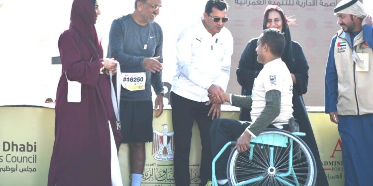 أشرف صبحي: ذوي الهمم ضربوا مثالا في الصبر والقوة خلال «ماراثون زايد» أشرف صبحي يصافح أحد المشاركين في الماراثون