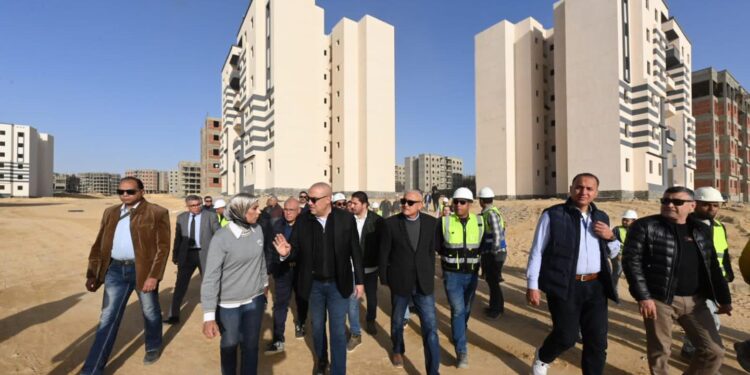 شقق سكن لكل المصريين .. وزير الإسكان يتفقد وحدات المبادرة الرئاسية بالسويس الجديدة