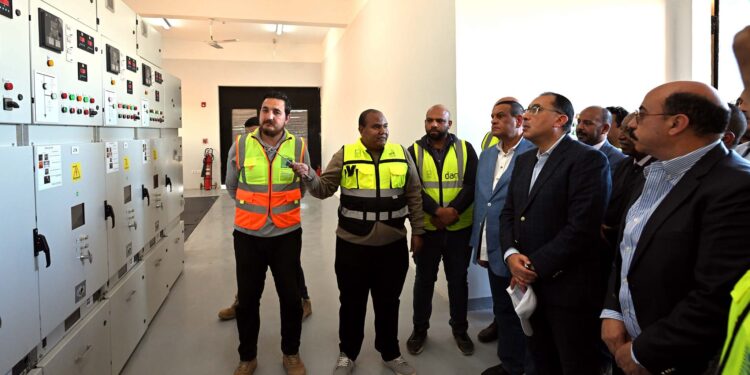 مشروعات حياة كريمة .. رئيس الوزراء يتفقد لوحة توزيع الكهرباء بقرية فارس