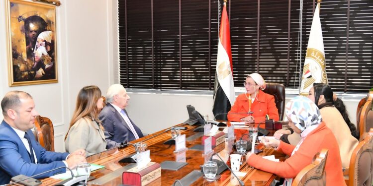 وزيرة البيئة تلتقي أحد المستثمرين فى مجال صناعة المواد الغذائية وزيرة البيئة