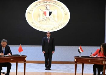 مدبولي يشهد توقيع شهادة التسليم والتسلُم بمشروع مركز تجميع وتكامل الأقمار الصناعية