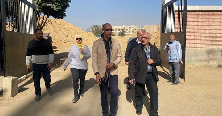 المهندس عبدالرءوف الغيطى يتفقد روائع الصرف الصحي بالقاهرة الجديدة المهندس عبدالرءوف الغيطى يتفقد روائع الصرف الصحي بالقاهرة الجديدة