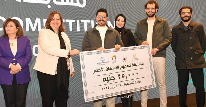 مي عبدالحميد تسَلِمُ جوائز مسابقة تصميم الإسكان الأخضر للفائزين