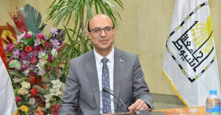 رئيس جامعة أسيوط يؤكد ضرورة توفير الخدمات التعليمية لذوي الهمم