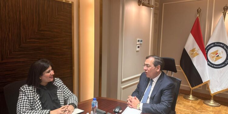 الكاتبة الصحفية سمر العربي تحاور وزير البترول على صفحات جريدة روزاليوسف سمر العربي