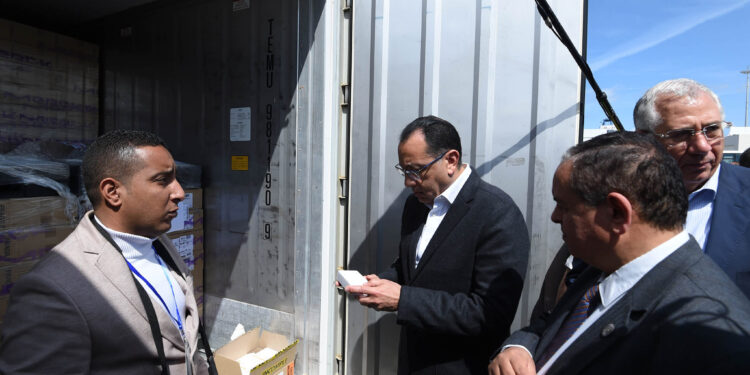الإفراج عن السلع الأساسية .. مدبولي يتابع إجراءات الإفراج الفوري الإفراج عن السلع الأساسية .. مدبولي يتابع إجراءات الإفراج الفوري