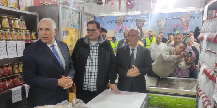 معرض خير مزارعنا لأهالينا .. وزير الزراعة يتفقد المعرض معرض خير مزارعنا لأهالينا