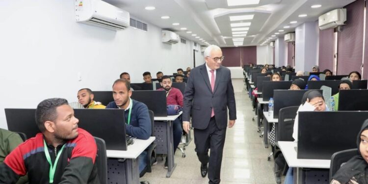 مسابقة الـ 11 ألف معلم مساعد .. حجازي يتفقد امتحانات المتقدمين للمسابقة