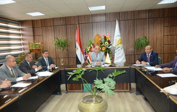 د. أحمد المنشاوي يستعرض تقرير جهود اللجنة العليا لمحو أمية الكبار بجامعة أسيوط د. أحمد المنشاوي