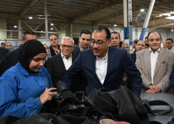 مصنع بيراميدز للاطارات .. رئيس الوزراء يتفقد المصنع