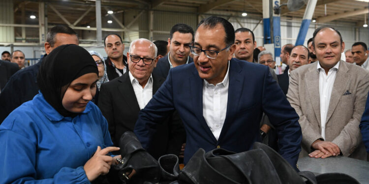 مصنع بيراميدز للاطارات .. رئيس الوزراء يتفقد المصنع
