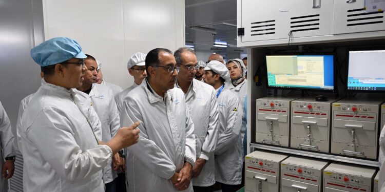 مصنع فيفو للهواتف .. مدبولي يتفقد المصنع بالعاشر من رمضان