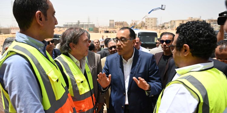 مصنع بوش للبوتاجازات .. رئيس الوزراء يتفقد مشروع إنشاء المصنع