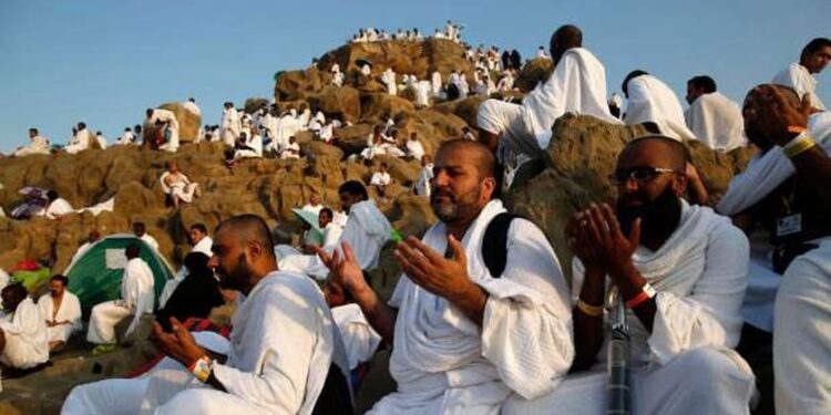 أزمة الحجاج .. الحكومة تسحب تراخيص 16 شركة سياحة حجاج الجمعيات