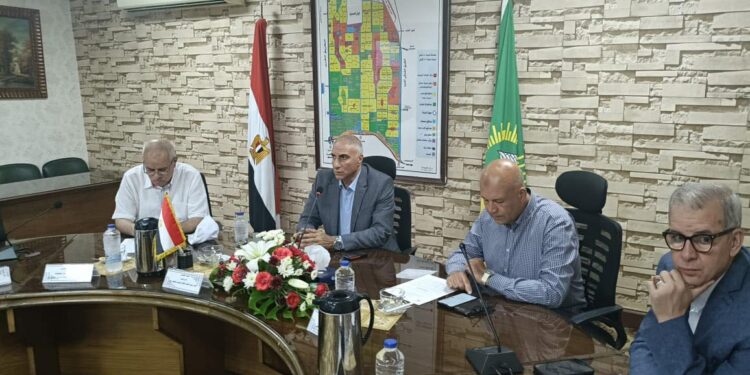 أمين غنيم يترأس اجتماع وحدة متابعة موقف تقنين الأراضي المضافة لأحوزة المهندس أمين غنيم