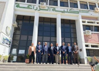 د. أيمن أبوحديد يزور كلية الزراعة بجامعة قناة السويس