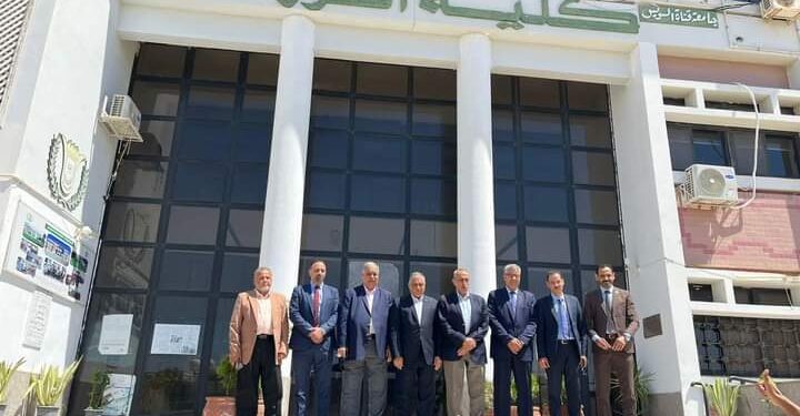 د. أيمن أبوحديد يزور كلية الزراعة بجامعة قناة السويس د. أيمن أبوحديد يزور كلية الزراعة بجامعة قناة السويس