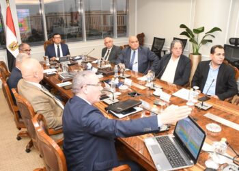 تحلية مياه البحر .. وزير الإسكان يتابع مشروعات الخطة الاستراتيجية