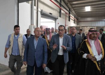 مصنع يونيفرسال للأثاث.. رئيس الوزراء يتفقد المصنع