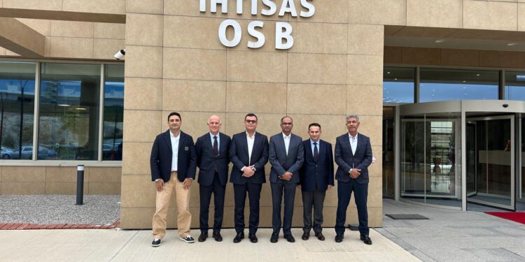 وزير الإسكان يزور المنطقة الصناعية بولاية كوجالى التركية وزير الإسكان