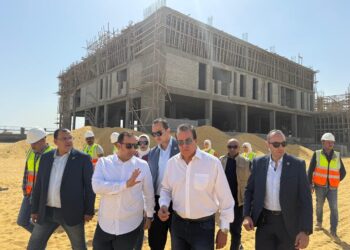 مستشفى العين السخنة للطوارئ .. وزير الصحة يتفقد مشروع إنشاء المستشفى