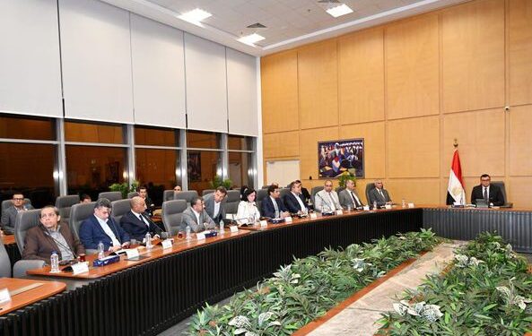 المنتدى الحضرى العالمى .. الشربيني يجتمع بالمطورين العقاريين المشاركين المنتدى الحضرى العالمى