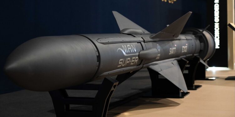 أبوظبي لبناء السفن توقع اتفاقية استراتيجية مع “سيات” البرازيلية خلال "يورونافال 2024" أبوظبي لبناء السفن