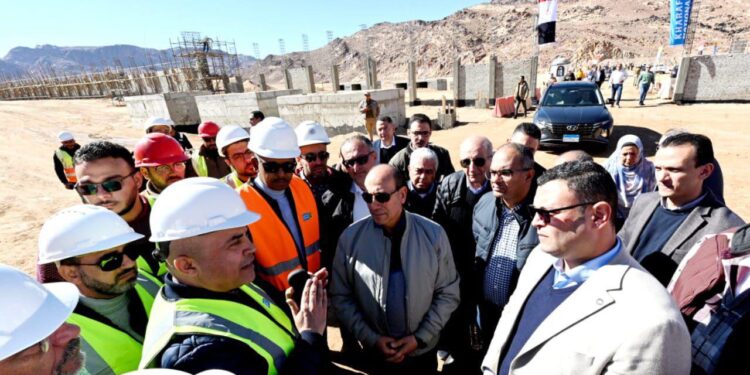 الشربيني يتابع مستجدات مشروع ازدواج طريق مطار سانت كاترين طريق مطار سانت كاترين