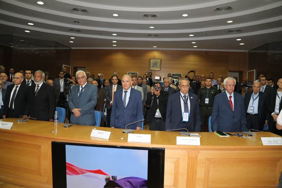 فاروق يهدي د. أيمن أبوحديد درع مركز البحوث الزراعية أيمن أبوحديد