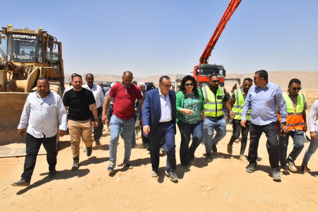 محافظ أسيوط يتفقد مصنع منتجات الرمان في عرب مطير البداري مصنع منتجات الرمان في عرب مطير البداري