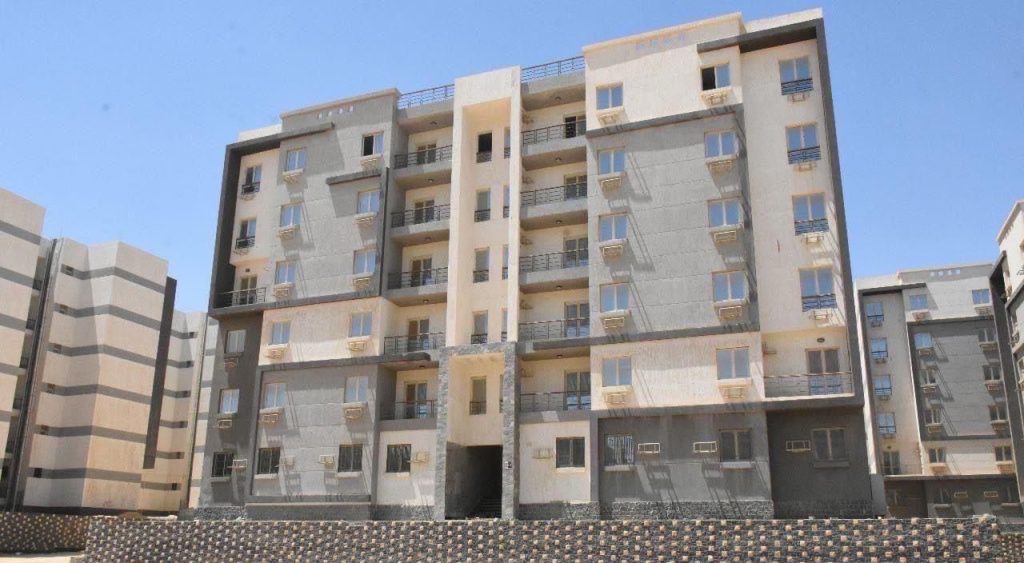 شقق سكن مصر القاهرة الجديدة 2025 .. غدا تسليم دفعة جديدة صرح المهندس شريف الشربيني، وزير الإسكان والمرافق والمجتمعات العمرانية، بانه سيتم تسليم دفعة جديدة من شقق سكن مصر القاهرة الجديدة 2025 بمنطقتي جنوب القطامية وغرب الجامعات، وذلك اعتباراً من الأحد المقبل، الموافق 1/6/2025، وحتى يوم الأربعاء 18/6/2025، وفقاً للمواعيد المقررة من جهاز مدينة القاهرة الجديدة.
وشدد وزير الإسكان على ضرورة التيسير على الحاجزين في عملية تسليم الوحدات، وتلافي أي ملاحظات، وكذا التنظيم الجيد لعملية التسليم.
موعد تسليم شقق سكن مصر القاهرة الجديدة 2025
وأوضح المهندس عبدالرءوف الغيطي، رئيس جهاز تنمية مدينة القاهرة الجديدة، أنه سيتم تسليم وحدات سكن مصر بمنطقة جنوب القطامية العين السخنة مسلسل 5 بالعمارة رقم 50، يوم الأحد 1/6/2025، ووحدات العمارة رقم 51، يوم الإثنين 2/6/2025، ووحدات العمارة 52، يوم الثلاثاء 3/6/2025، ووحدات العمارة 53، يوم الأحد 15/6/2025، ووحدات العمارة 45، يوم الإثنين 16/6/2025، ووحدات العمارة 49، يوم الثلاثاء 17/6/2025، ووحدات العمارة 69، يوم الأربعاء 18/6/2025.
وأضاف رئيس جهاز تنمية مدينة القاهرة الجديدة، أنه سيتم تسليم وحدات سكن مصر بمنطقة غرب الجامعات بالعمارة رقم 44، يوم الإثنين 2/6/2025، ووحدات العمارة رقم 45، يوم الثلاثاء 3/6/2025.
وأشار " الغيطي " إلى أنه على العملاء الفائزين بوحدات سكنية، التوجه لبنك التعمير والإسكان فرع مدينة نصر ( 2 شارع عباس العقاد)، وذلك لإنهـاء إجـراءات التعاقد بالبنك، ثم التوجـــه لجهاز المدينة بالتجمـــع الثالث بأصل خطـــاب البنك، وصورة من الشيكات الموقع عليها، وذلك لتسجيل البيانات على الشبكة، واستلام خطاب للموقع لمعاينة واستلام الوحدة.