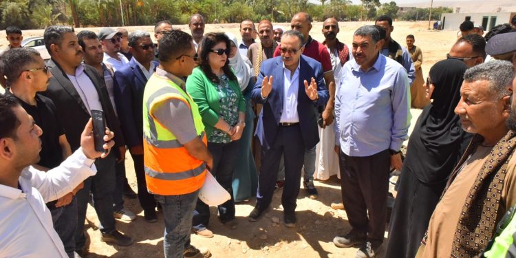 محافظ أسيوط يتفقد مصنع منتجات الرمان في عرب مطير البداري مصنع منتجات الرمان في عرب مطير البداري