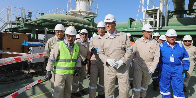 سفن التغييز .. وزير البترول يتابع تجهيزها استعدادًا للصيف