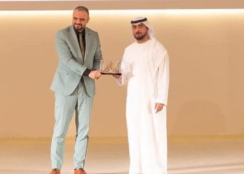 محمد علوب يحصد جائزة محلل الضرائب المتميز في الشارقة