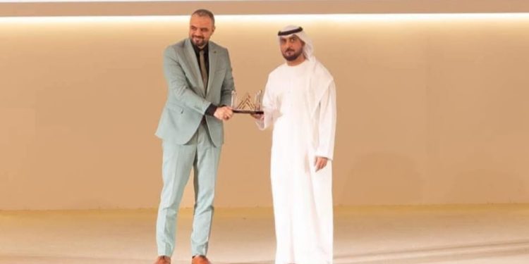 محمد علوب يحصد جائزة محلل الضرائب المتميز في الشارقة