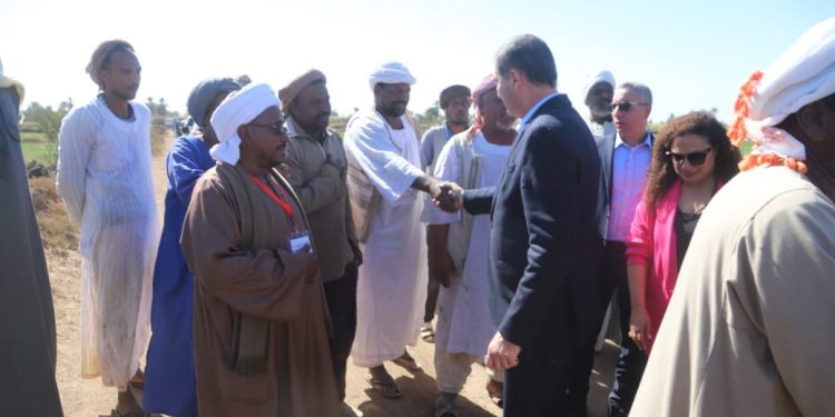 من قرى أسوان.. محافظ البنك المركزي ووزير الزراعة يتابعان مشروعات دعم صغار المزارعين صغار المزارعين