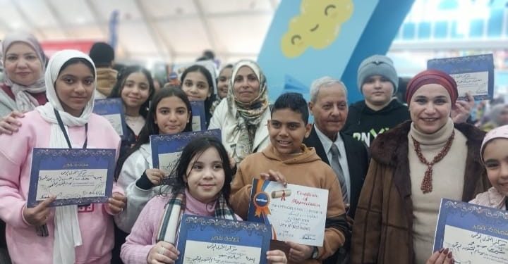 الكرداوي تتوسط المكرمين بمعرض الكتاب