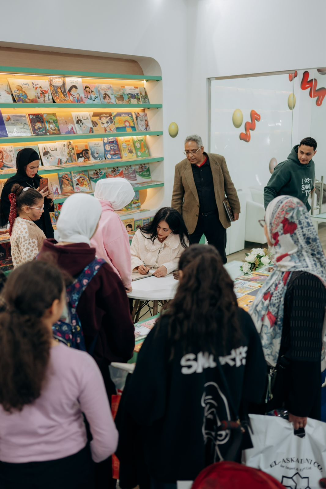 «قرية الظلام» تسرق الأضواء.. سعاد صليبي تضيء سماء القاهرة بفانتازيا اليافعين