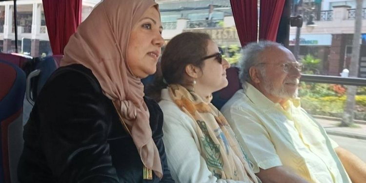 مروة العليدي ترافق ملك مصر السابق وأسرته في بورسعيد الدكتورة مروة العليدي مع الملك أحمد فؤاد الثاني والأميرة فوزية لطيفة