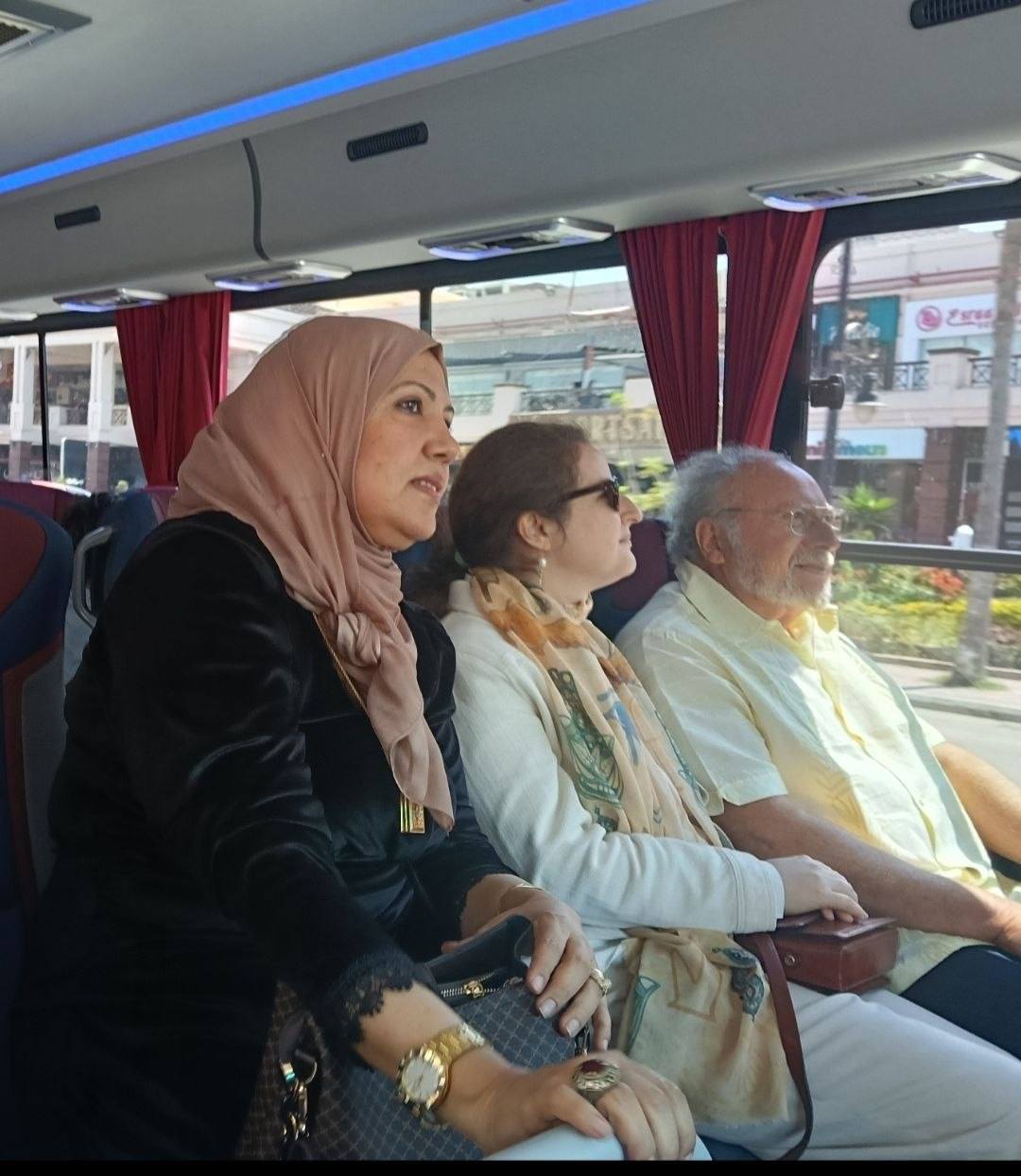 مروة العليدي ترافق ملك مصر السابق وأسرته في بورسعيد الدكتورة مروة العليدي مع الملك أحمد فؤاد الثاني والأميرة فوزية لطيفة